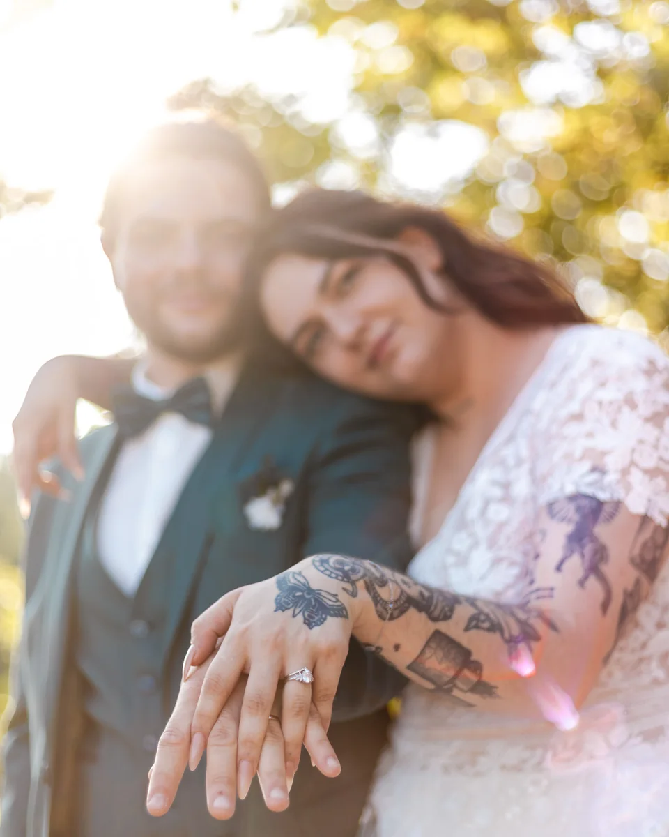 Lisa et Jullian photographiés lors de leur mariage