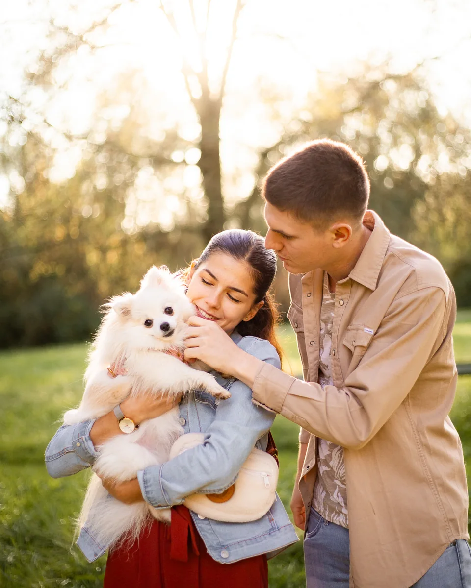 Noémie et Sean avec leur chienne Ruby pendant leur séance photo