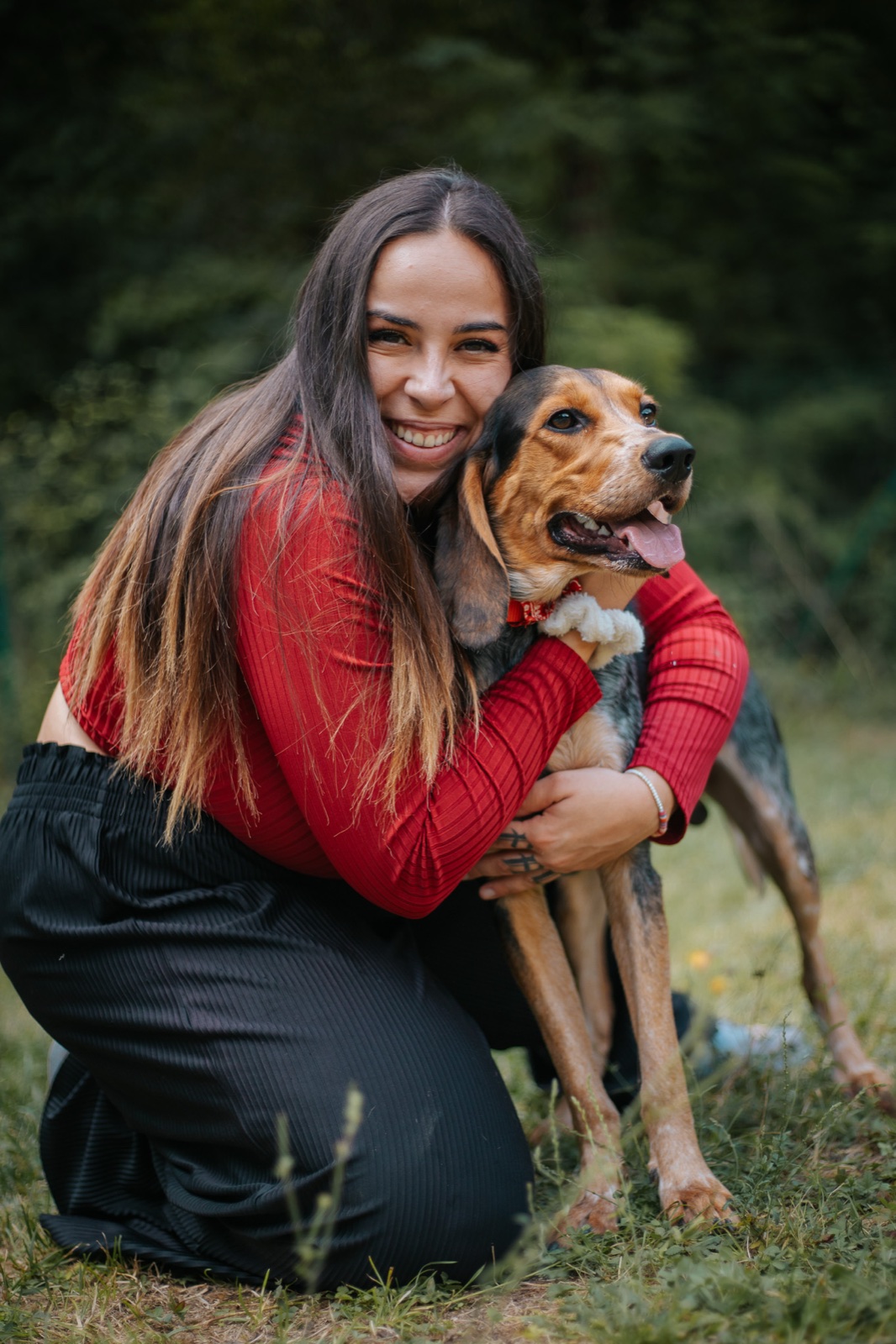 Jeune femme souriante avec son chien
