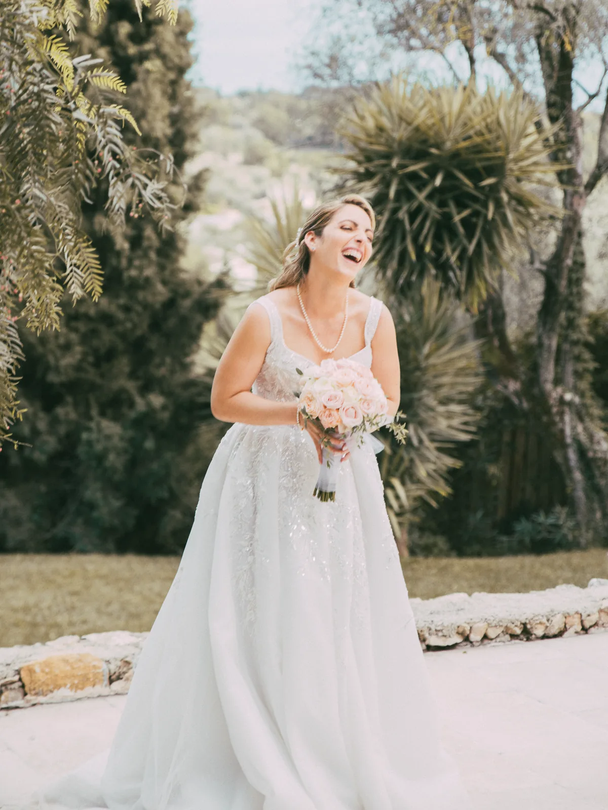 Mariée souriante photographiée dans un jardin