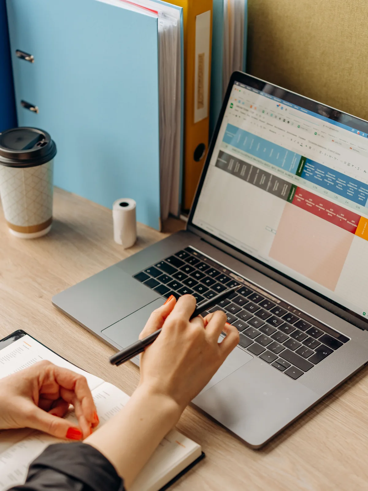 Professionnelle travaillant sur un ordinateur portable à son bureau