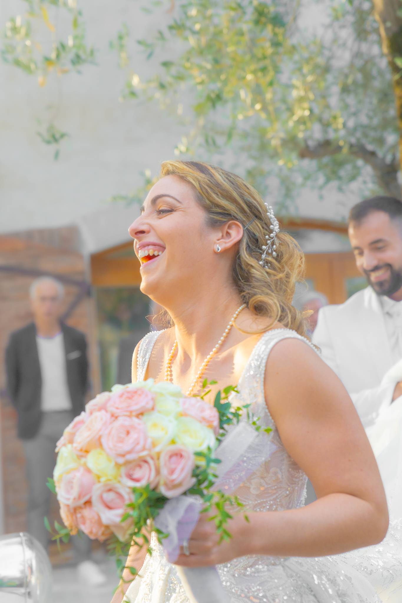 Mariée lumineuse avec bouquet