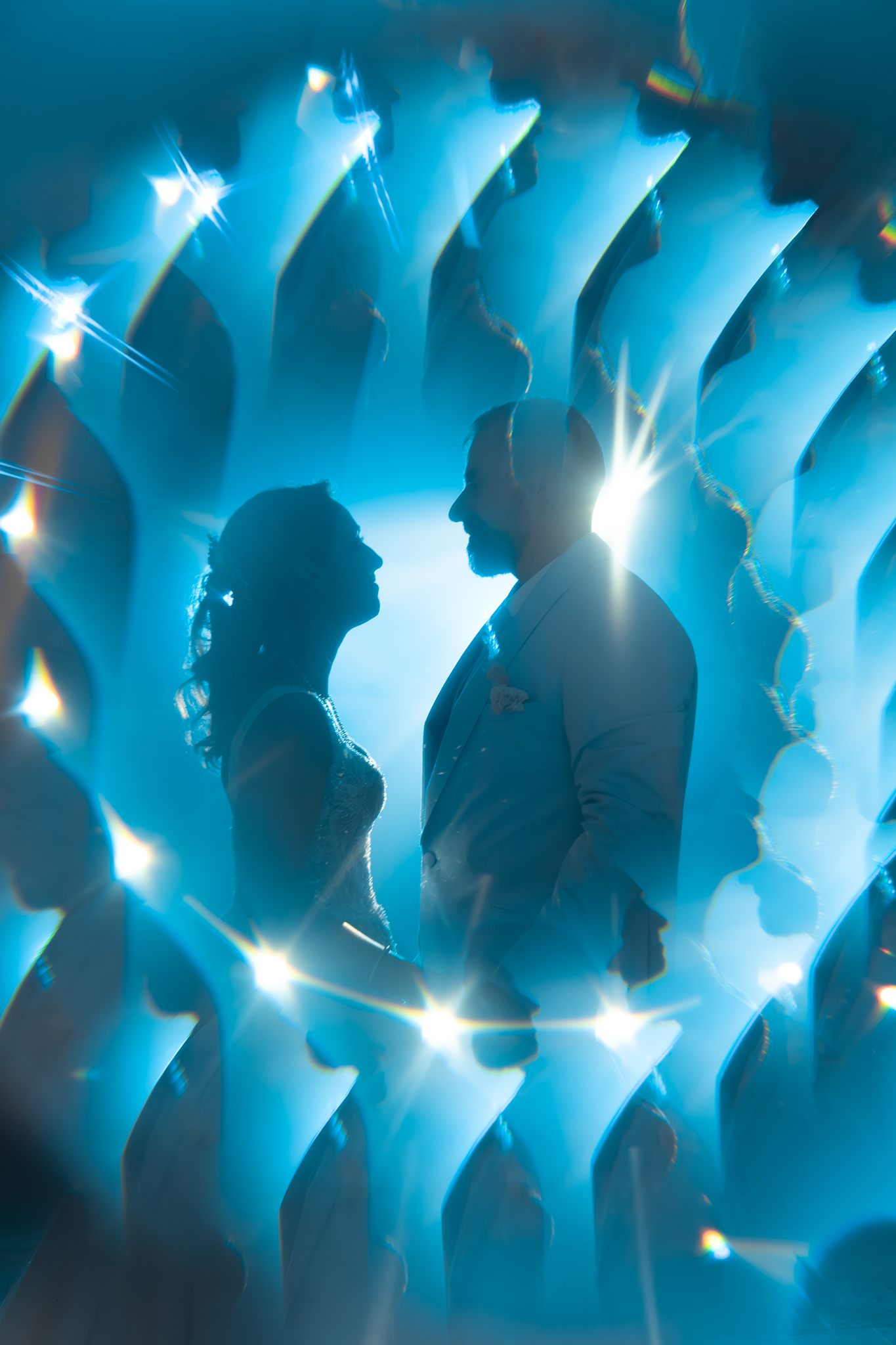 Portrait de couple en lumière de soirée