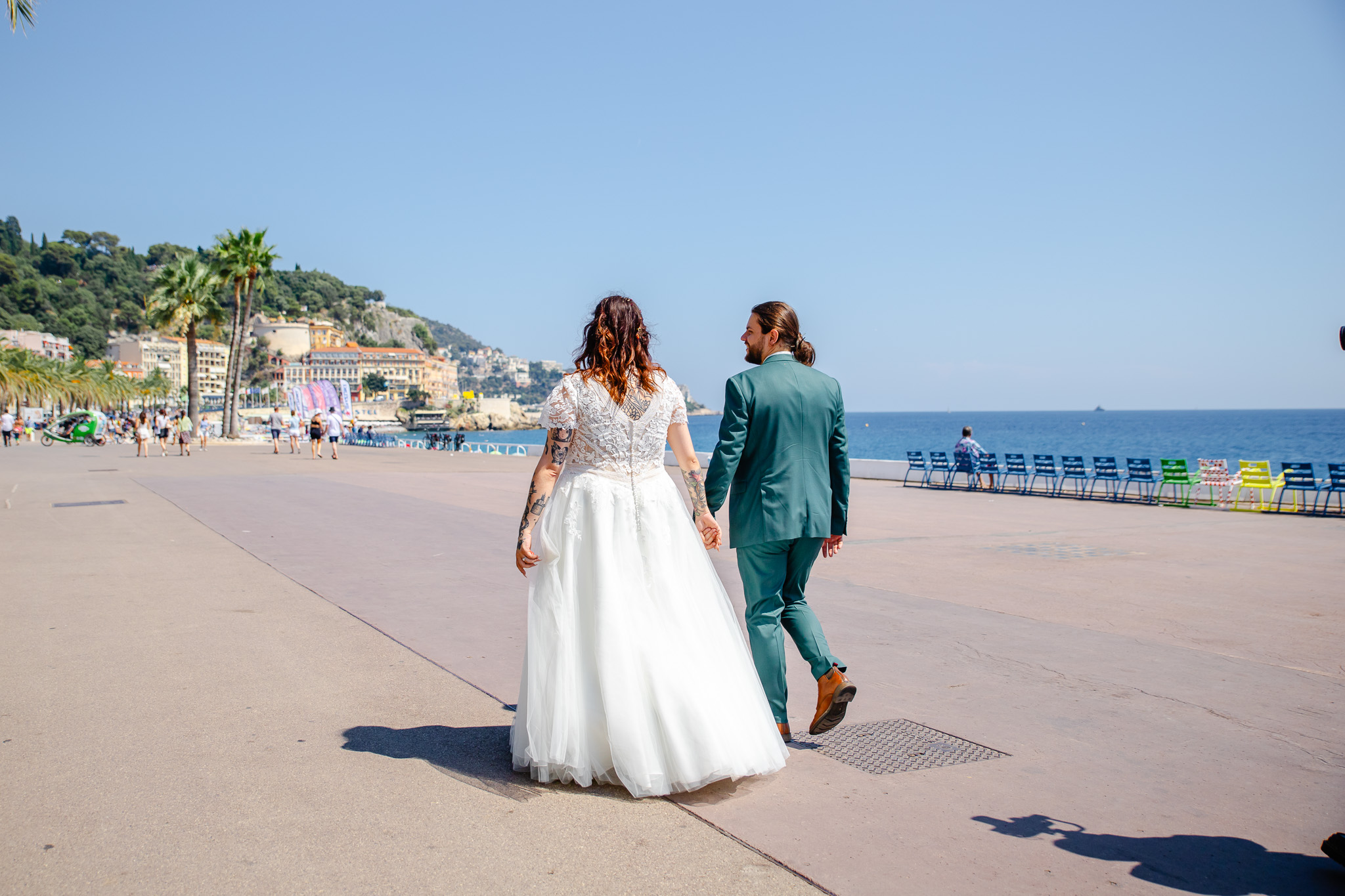 Couple de mariés sur la promenade à Nice