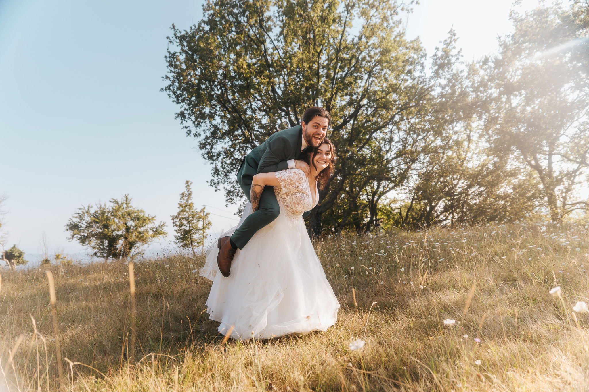 Couple de mariés dans une prairie