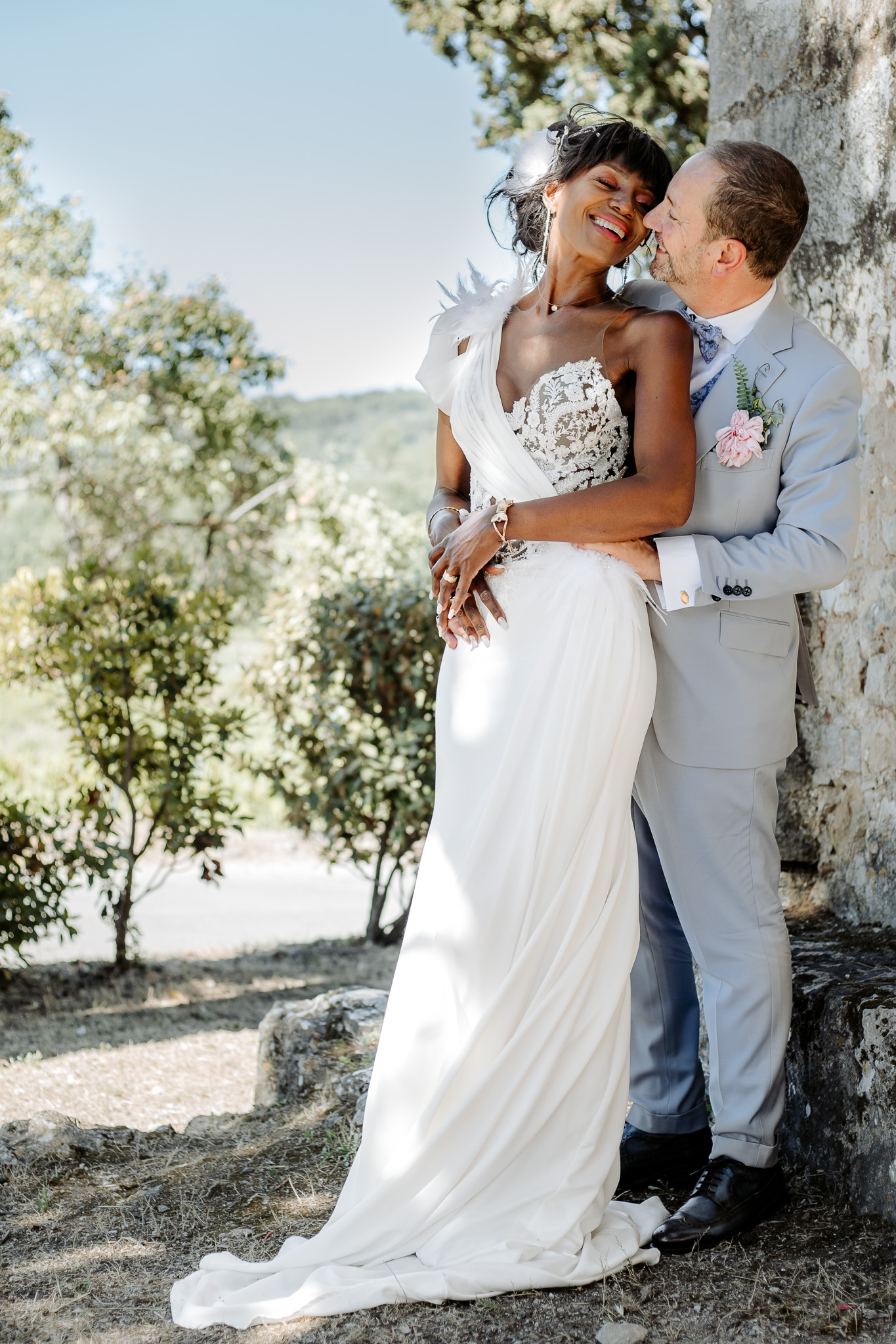 Portrait de couple de mariés en extérieur