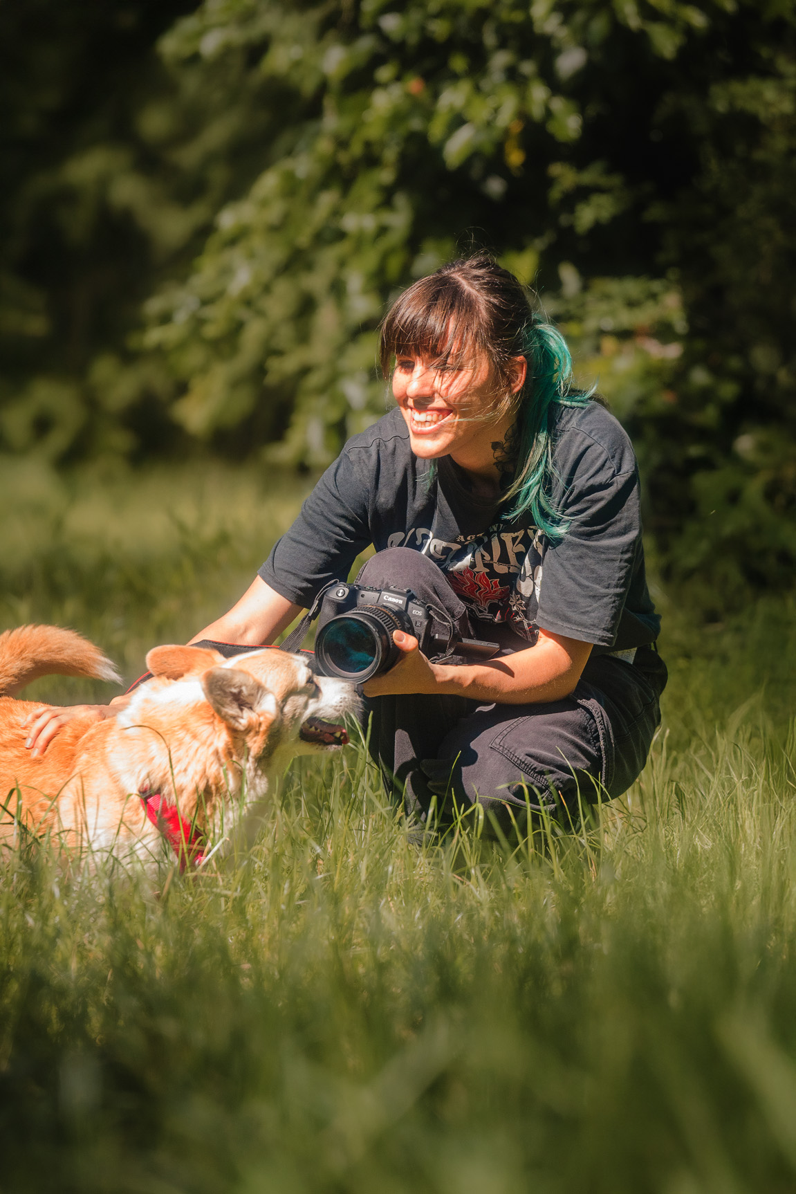 Stéphanie Isidé avec un chien pendant une séance photo